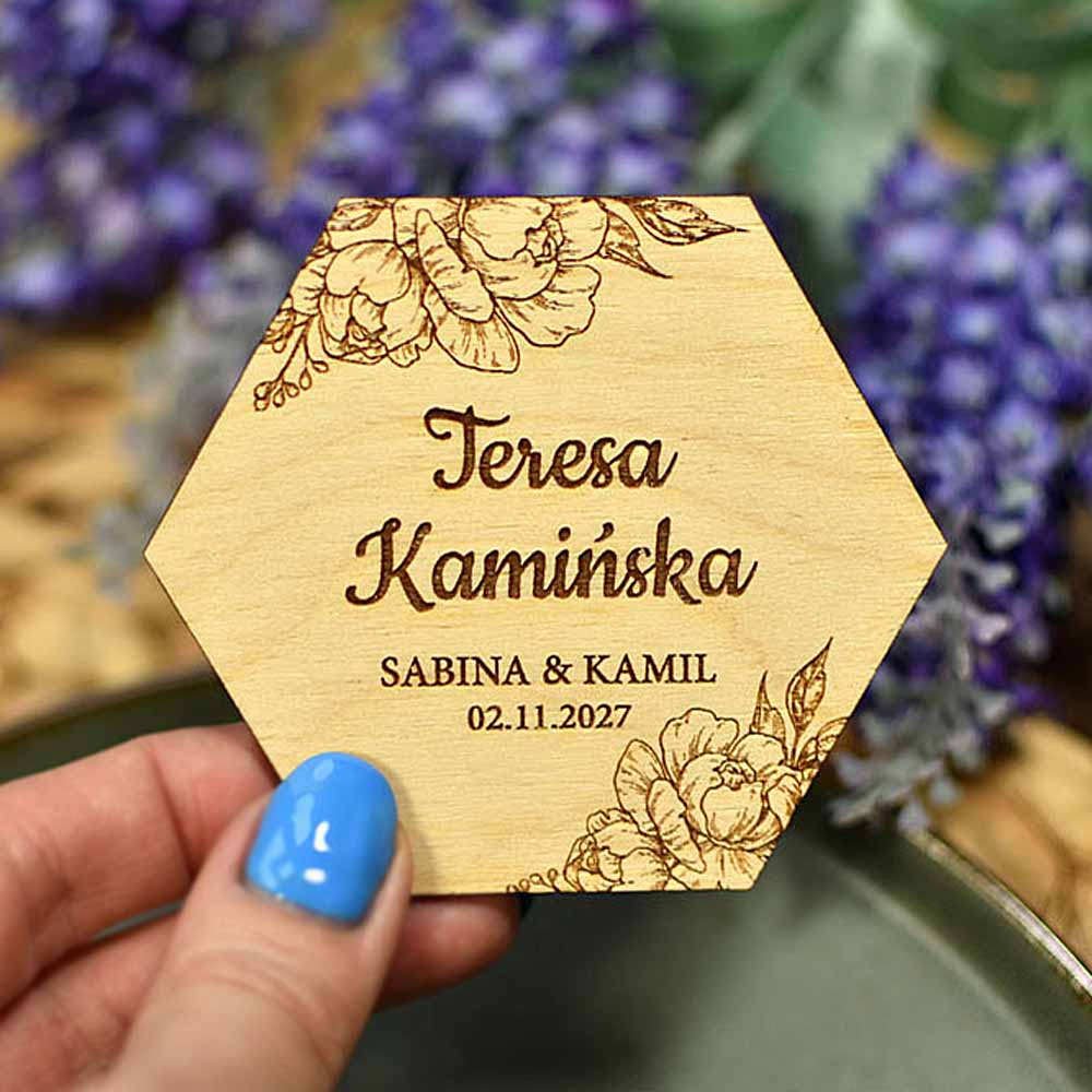 drewniana winietka weselna w kształcie heksagonu